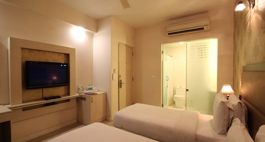 Emblem Hotel @ Hero Honda Chowk, Gurgaon 3